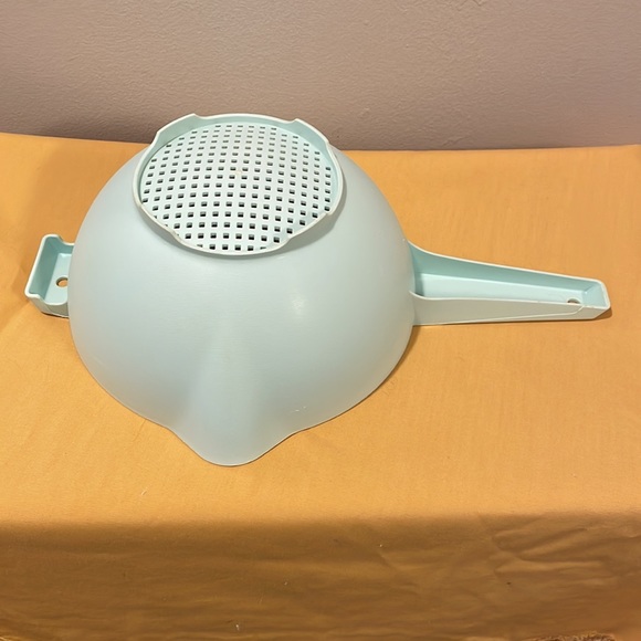 Vintage large green Tupperware strainer EUC! - Picture 4 of 5